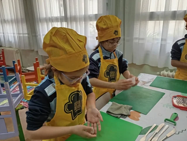 🥕✨ ¡Esta semana hemos vivido una experiencia deliciosa y muy educativa! 👩‍🍳👨‍🍳

Nuestro alumnado ha participado en un divertido taller de alimentación saludable impartido por @Alimerka 🧡🍎

A través del juego 🎲 y la experimentación 🧪, ¡han preparado su propia comida! 🥗🍞 Aprendieron sobre los nutrientes necesarios para crecer sanos 💪🧠 ¡y lo han pasado en grande!

En nuestro cole Amor de Dios 💒 apostamos por la innovación educativa 💡, educar desde el amor 💛 y fomentar valores como el respeto, la responsabilidad y el cuidado de uno mismo 🤝🌍

Actividades como esta refuerzan la cercanía 🤗, la conexión con la familia 👨‍👩‍👧‍👦 y el aprendizaje desde la experiencia 🌟📚

#NSRocío #InnovaciónEducativa 💡 #EducarDesdeElAmor 💛 #Valores 🙌 #Cercanía 🤝 #Familia 👨‍👩‍👧‍👦 #Juego 🎲 #AmorDeDios 💒 #Zamora 🏫 #FundaciónAmorDeDios 💙 #AlimentaciónSaludable 🥕 #AprenderJugando 🎉 #NiñosFelices 😊 #ColegiosConCorazón ❤️ #EducaciónConValores 🌟