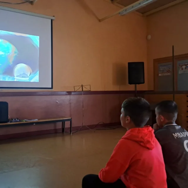 📚👁 ¡Seguimos apostando por la innovación educativa en nuestro colegio Amor de Dios! Dentro de nuestro proyecto de Escuelas Saludables, hemos participado en unas jornadas muy especiales de prevención de la miopía gracias a los Voluntarios contra la Miopía de Zamora.

👓 Nuestro alumnado ha aprendido qué es la miopía, cómo prevenirla y qué hábitos ayudan a cuidar su visión, todo en un entorno de cercanía, juego en equipo y mucho aprendizaje.

💙 Una experiencia que refleja nuestro compromiso por educar desde el amor, fomentando hábitos saludables desde los primeros años y promoviendo valores como la responsabilidad, el trabajo en equipo y el cuidado del cuerpo.

👨‍👩‍👧‍👦 Porque la educación se vive en comunidad, con la implicación de toda la familia educativa. ¡Gracias a quienes lo habéis hecho posible!

#NSRocío #InnovaciónEducativa #EscuelasSaludables #AmorDeDios #EducarDesdeElAmor #PrevenciónMiopía #Valores #Cercanía #Familia #Juego #Zamora #Voluntarios #EducaciónConSentido #AprenderJugando #FundaciónAmorDeDios