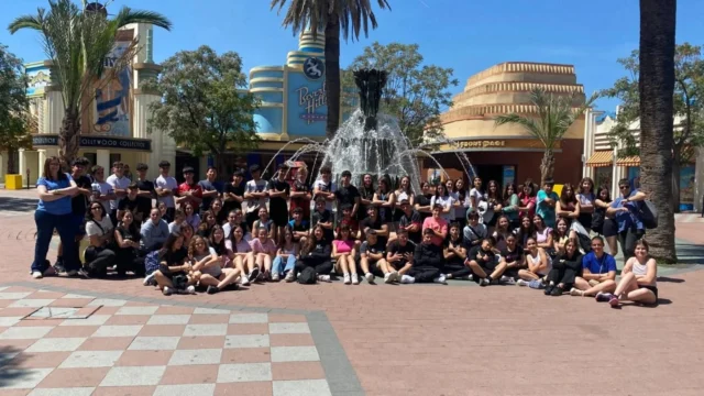 ¡🎢 Una jornada llena de emoción y valores! 💙

Esta semana, nuestros mayores han disfrutado de su excursión de fin de curso en el Parque Warner de Madrid. Una experiencia inolvidable donde el juego, la diversión y la convivencia han sido los protagonistas. 🌟

En la Fundación Educativa Amor de Dios, seguimos apostando por una innovación educativa que va más allá del aula. Porque educar desde el amor es también compartir momentos únicos que fortalecen la cercanía, el sentido de familia y los valores que nos definen. 👨‍👩‍👧‍👦✨

Gracias a todos los que lo han hecho posible. ¡Seguimos creciendo juntos, desde el corazón! 💫

#AmorDeDios #InnovaciónEducativa #EducarDesdeElAmor #ExcursiónFinDeCurso #ParqueWarner #Cercanía #Valores #FamiliaADD #Juego #EducaciónConSentido #SomosAmorDeDios #ConvivenciaEscolar #AprenderJugando