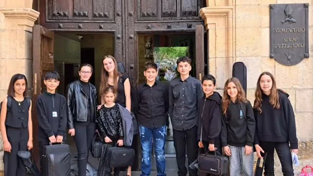 ¡🎶✨Hoy hemos vivido una experiencia inolvidable! Nuestro colegio ha participado con mucha ilusión en el I Festival Provincial de Coros y Grupos Musicales Escolares de Zamora 🎤🎼

Ha sido un día emocionante, lleno de talento, alegría y compañerismo, donde hemos compartido escenario con otros centros en un ambiente de celebración educativa. Nuestros alumnos lo han hecho ¡súper bien! 👏💫

Desde la Fundación Educativa Amor de Dios, apostamos por la innovación educativa, el aprendizaje desde el juego, la música y la expresión artística. Siempre con nuestro sello: educar desde el amor, con valores, cercanía y sentido de familia. ❤️👨‍👩‍👧‍👦

Gracias a todos los que lo habéis hecho posible. ¡Seguimos creciendo juntos! 🌱🎶
#NSRocío #InnovaciónEducativa #EducarDesdeElAmor #AmorDeDios #Valores #Cercanía #Familia #Juego #Zamora #FestivalEscolar #CorosEscolares #MúsicaEnLaEscuela #FundaciónEducativaAmorDeDios #SomosAmorDeDios #OrgulloDeCole