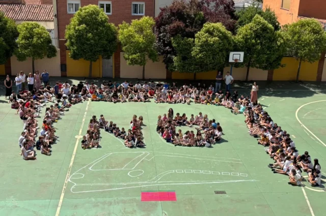 En nuestro cole decimos NO a la supresión de las paradas del ave en la estación de Sanabria.

Porque: 
YO PARO PARA QUE PARE EL TREN

#YoParoPorSanabria