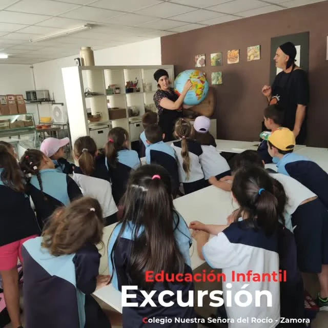 🍫🐄 ¡Una excursión para chuparse los dedos y disfrutar! 🌟💚

Así despedimos el curso: con una salida llena de sabor, aprendizaje y mucha emoción 🤩

 Primera parada: la fábrica de chocolate Tierra Dulce 🍫🍬 donde vivimos el taller más dulce del año 😋

 ¡Probamos chocolate blanco, con leche y negro! 😍 ¡Y descubrimos sus secretos como verdaderos maestros chocolateros! 🧑‍🍳✨

Pero eso no fue todo...
Después, nos fuimos a la explotación agropecuaria de la Diputación de zamora, donde conocimos a los animales que cuidan con tanto mimo 🐑🐓🐮 ¡y aprendimos cómo viven y qué necesitan!

Un día completo, lleno de descubrimientos, sonrisas y experiencias para recordar 🚌💫. Les mandamos un saludo a los chicos de @tierradulce y de la explotación agropecuaria de la @dipuzamora, que nos han tratado de maravilla. 

¡¡Estamos deseando volver!!

Así es como vivimos en el cole Nuestra Señora del Rocío: educando con amor, con alegría y muy cerquita de cada peque 💛

📸 ¡No te pierdas las fotos de esta experiencia tan sabrosa como educativa!

#NSRocío #ExcursiónDulce #FinDeCursoConAmor #TierraDulce #AprenderJugando #MetodologíasInnovadoras #EducamosConAmor #AmorDeDiosZamora #ColegioNuestraSeñoraDelRocío #InnovaciónEducativa #EducaciónIndividualizada #NiñosFelices #CercaníaQueEduca #ChocolateYAnimales #AulasQueViven #ExperienciasQueDejanHuella